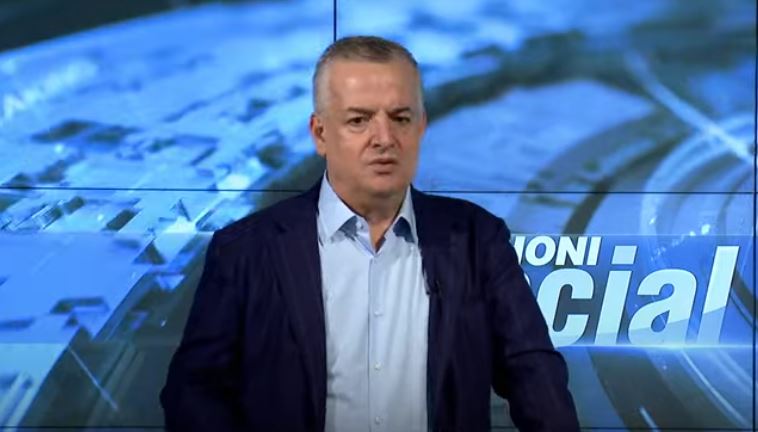 Një grua me fustan të kuq në Bordin e Paqes