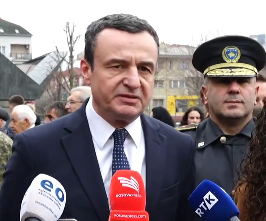 "Rënia e tyre i dha hov UÇK-së", Kurti nderon Pajazitin me bashkëluftëtarë