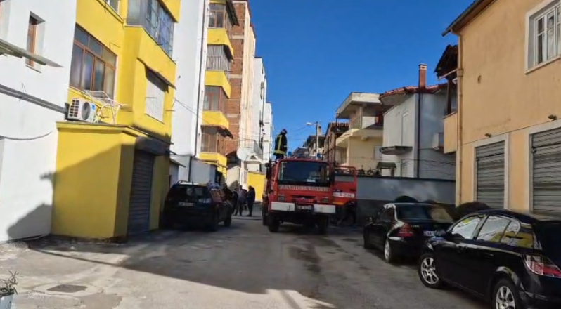 E rëndë  Digjet një banesë në Korçë  e moshuara që jetonte e vetme vdes nga asfiksia