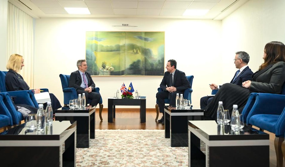 Kurti takon ambasadorin britanik  diskutojnë për formimin e institucioneve