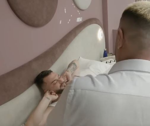 Labi acaron Limin, ia kërcet enët te veshi (VIDEO)