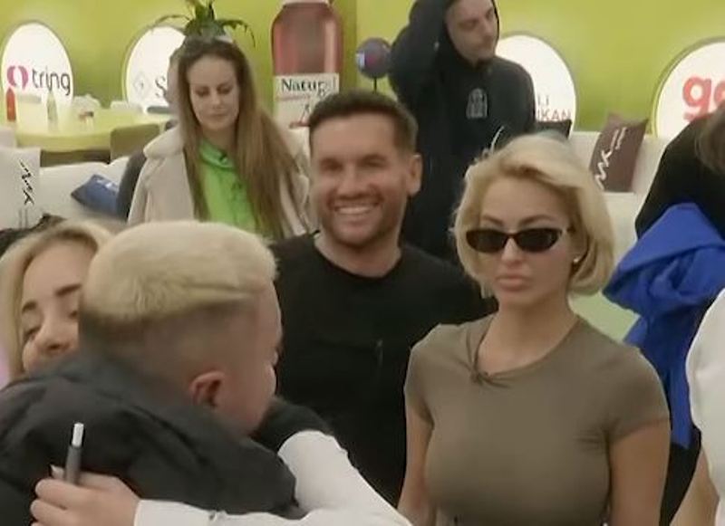 Labi kthehet nga ceremonia e vorrimit të gjyshit të tij  mirëpritet nga banorët  VIDEO 