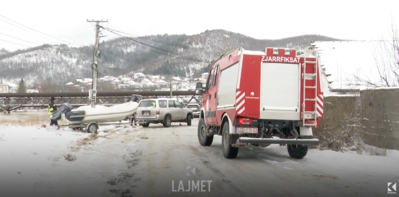 Vërshimet në Mitrovicë  Evakuohen 22 familje të ngujuara në shtëpi  VIDEO 