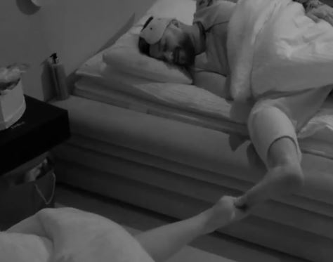 Limi dhe Dolce  fërkojnë  këmbët teksa shtrihen për të fjetur  VIDEO 