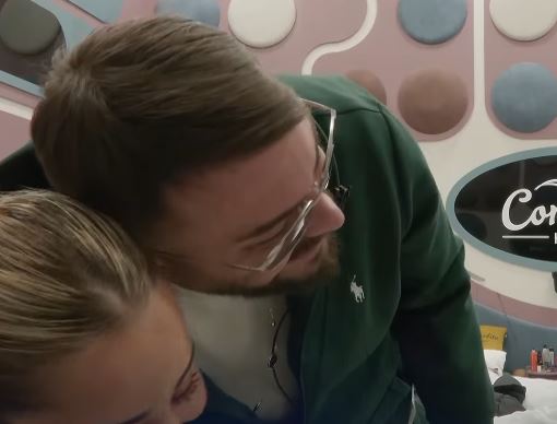 Limi i dhuron përqafim Elijonës  VIDEO 