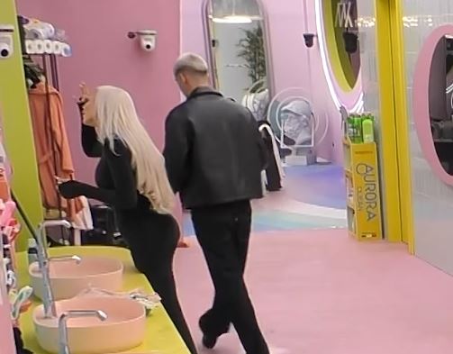 “Duhet të putheni”, Londrimi ngacmon Benitën për Klodin (VIDEO)