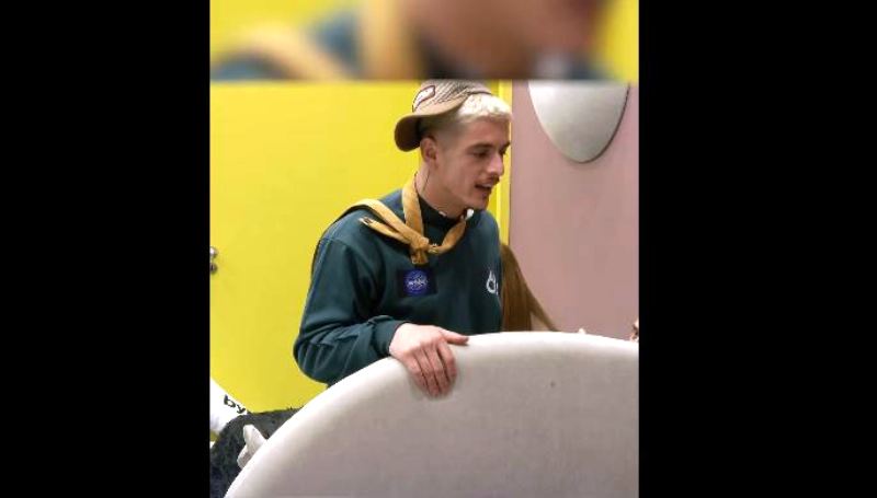 Momente qesharake nga Londrimi  imiton të qeshurën e famshme të Albës  VIDEO 