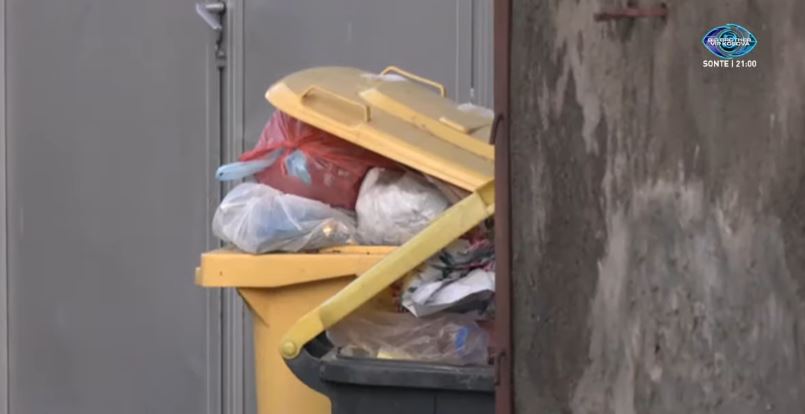 Parku i Qytetit i  mbuluar  nga mbeturinat  VIDEO 