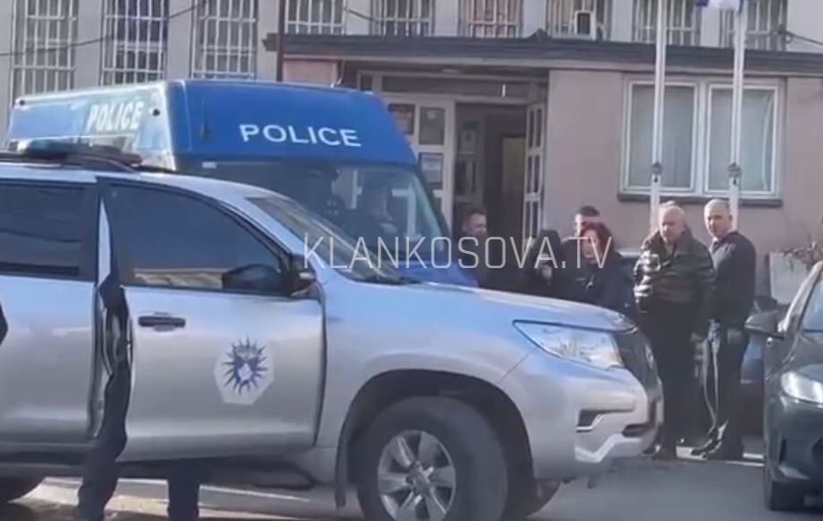 Pamje ekskluzive: 'Manipuluesit' e votave dërgohen në ndalim, i mbulojnë fytyrat (VIDEO)