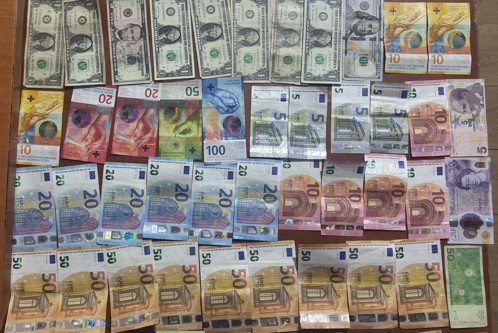"Franga, dollarë dhe euro", qytetarët gjejnë kuletën dhe e dorëzojnë në polici