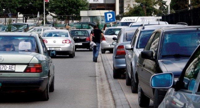 Parkingjet - sfidë e përditshme për qytetarët e Prishtinës (VIDEO)