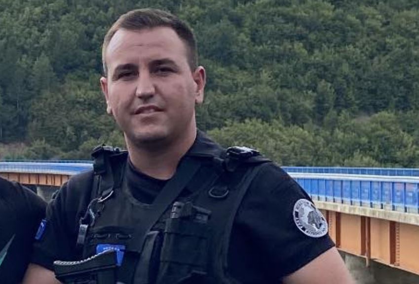 Ky është polici që ia shpëtoi jetën gruas që ra nga ura e re e Ibrit