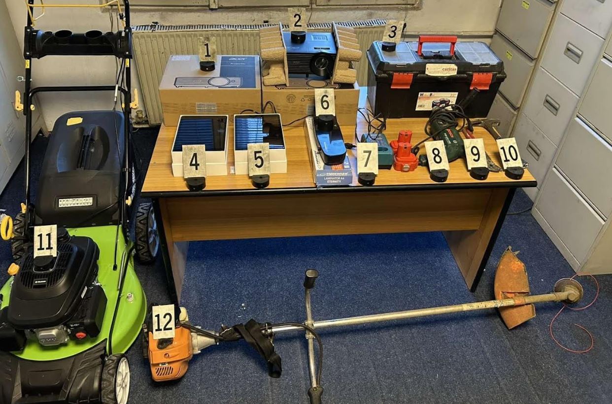 Arrestohen dy persona  kryen vjedhje në tri institucione arsimore në Viti