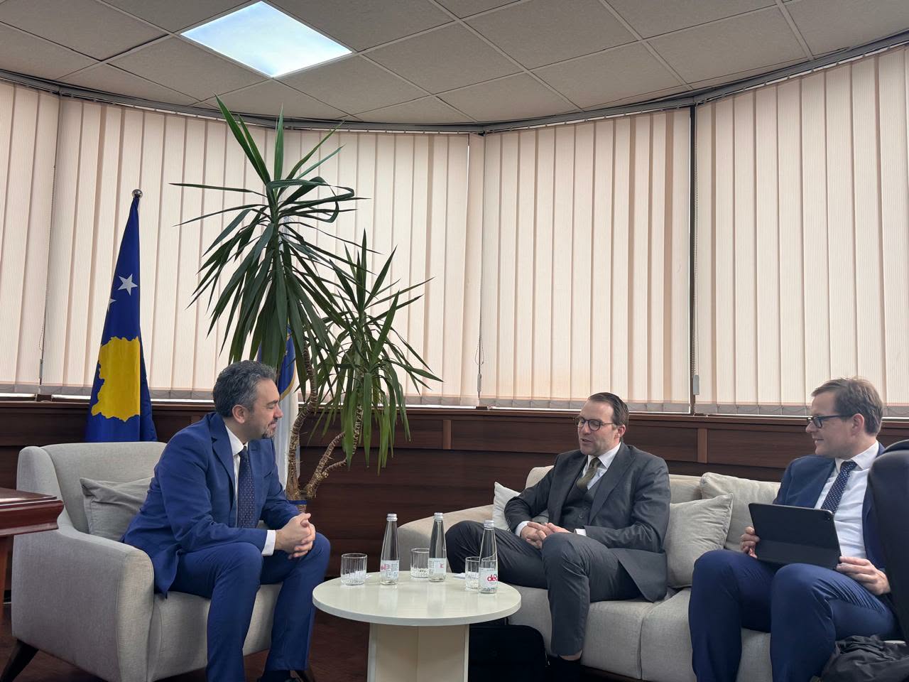 Radoniqi pret në takim Conradin  flasin për përmbylljen e procesit të rinumërimit të vota