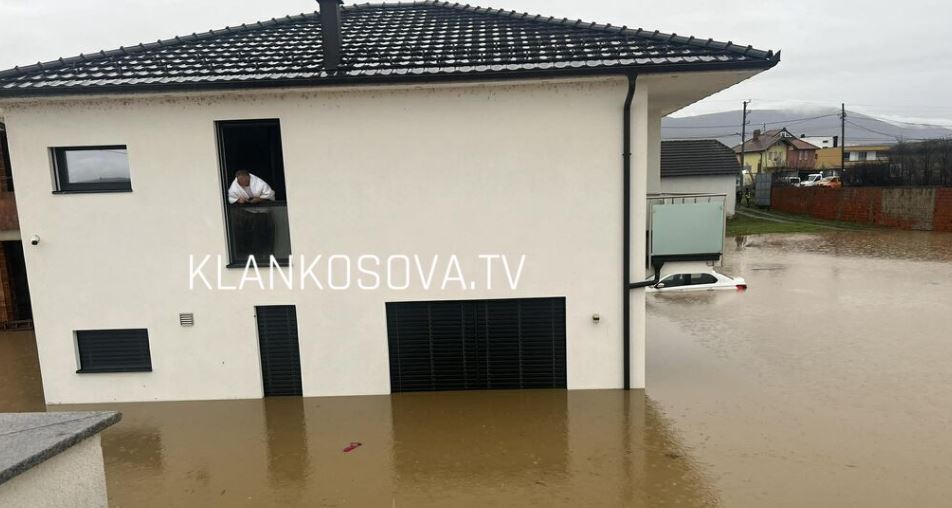 Uji depërton brenda shtëpisë në Çifllak të Rahovecit, veturat nën ujë (VIDEO)