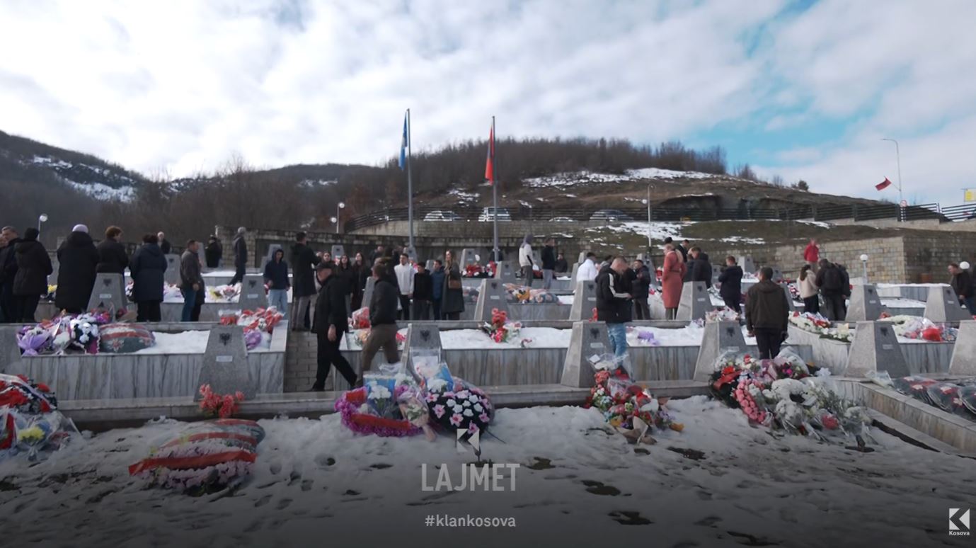 Familjarët e viktimave  Koha nuk e zbeh dhimbjen në Reçak  VIDEO 