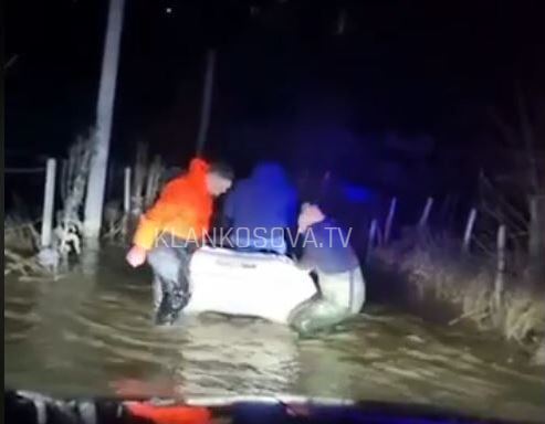 Zjarrfikësit dhe Shoqata për Kërkim Shpëtim evakuojnë banorët nga vërshimet në Lagjen e Boshnjakëve