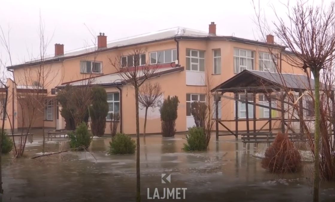 Gjysmëvjetori i dytë  Nisja e mësimit të hënën ende e pasigurt  VIDEO 