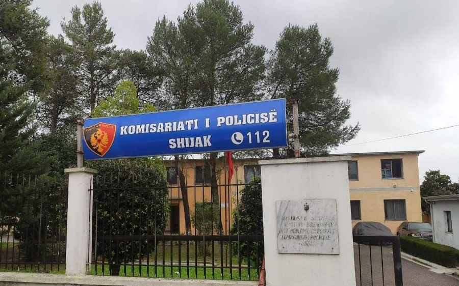 Kushërinjtë plagosin me armë zjarri një 45-vjeçar në Shijak