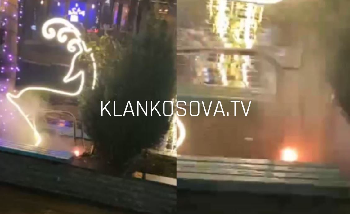 Dritat dekorative kaplohen nga flakët në sheshin e Skenderajt