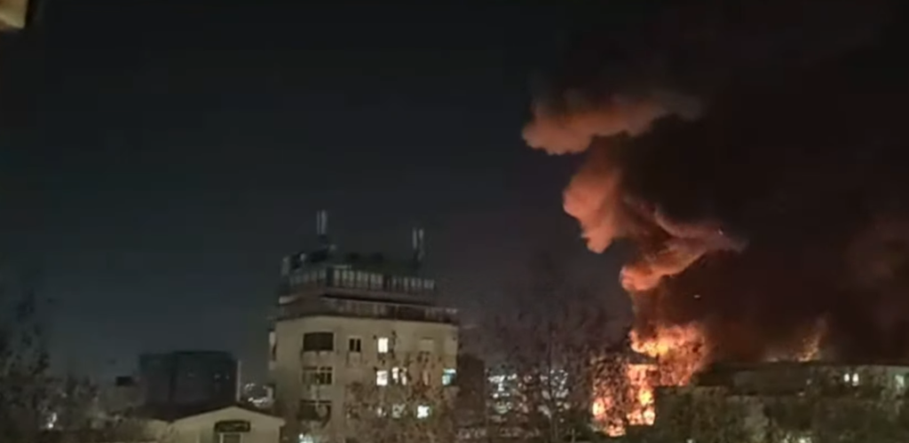 Përfshihet nga zjarri tregu i rrobave të përdorura në Tiranë