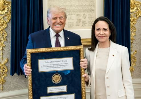 Fituesja e Çmimit Nobel për Paqen nga Venezuela ia dorëzon medaljen e saj Trumpit