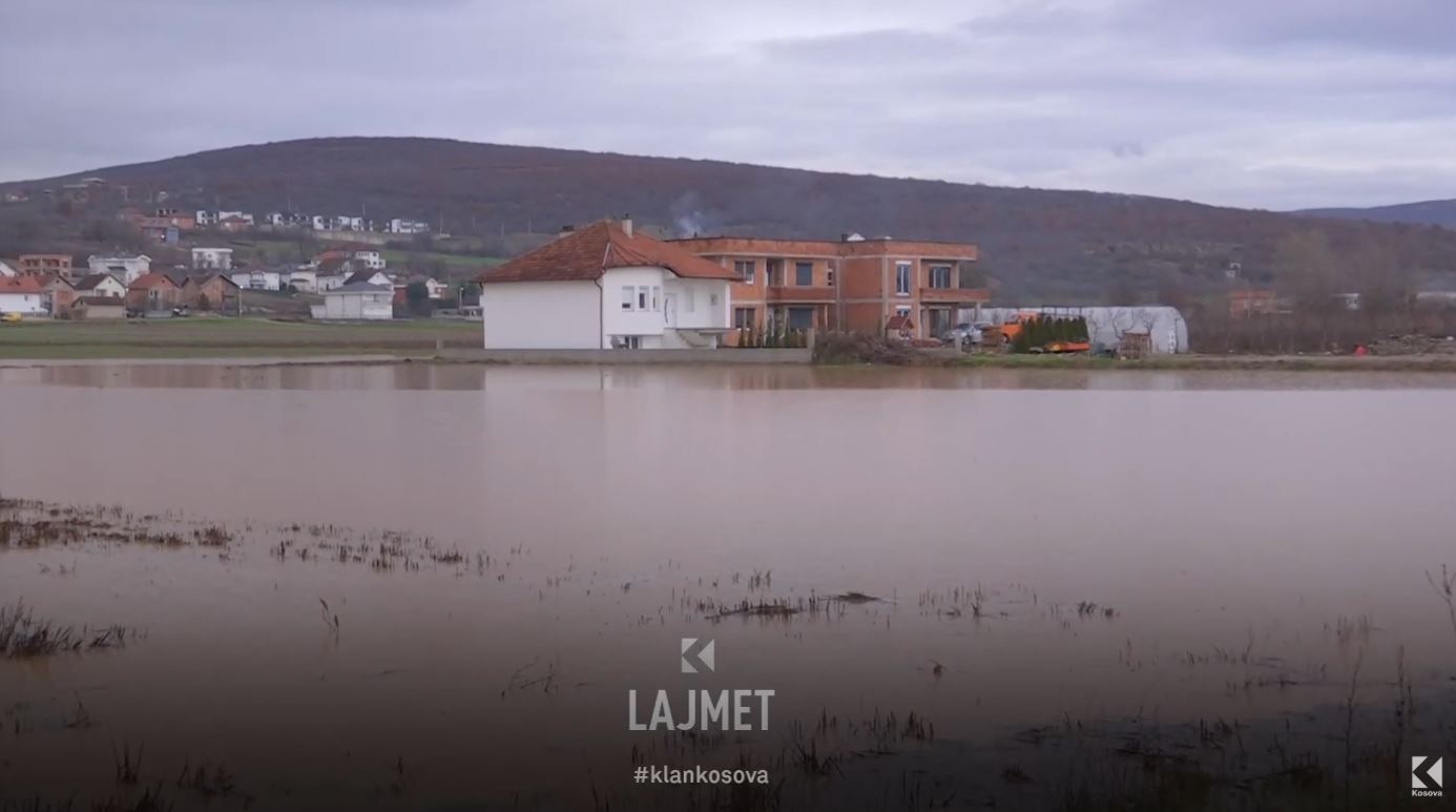 Përmbytjet në Suharekë  Uji  përpin  shtëpi  biznese  vetura e fusha  VIDEO 