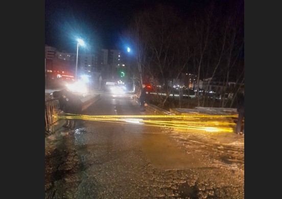 U dëmtua nga vërshimet  mbyllet përkohësisht ura në rrugën Drenas Shtrubullovë Krajkovë