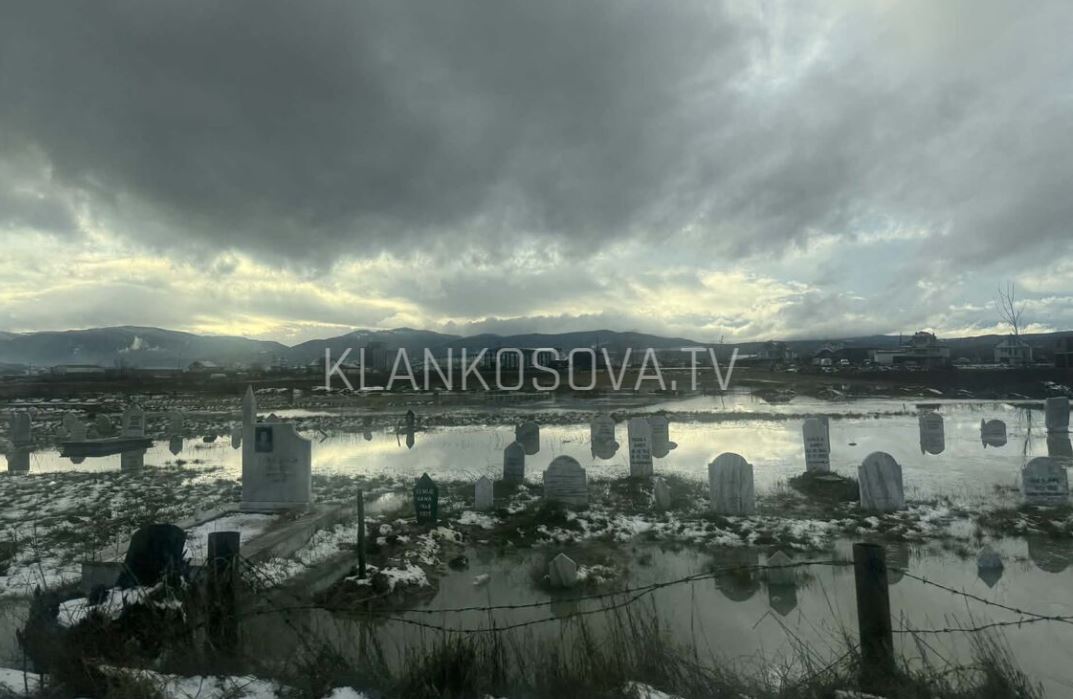 Vërshimeve nuk i shpëtojnë as varrezat në afërsi të Muzeqinës së Shtimes