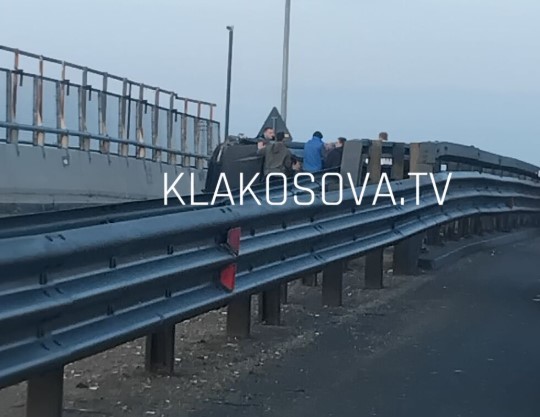 Rrokulliset një veturë në hyrje të autostradës  FOTO 