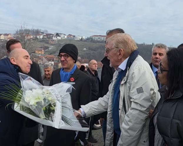 Zëri i Masakrës së Reçakut  William Walker nderon 45 shqiptarët e vrarë