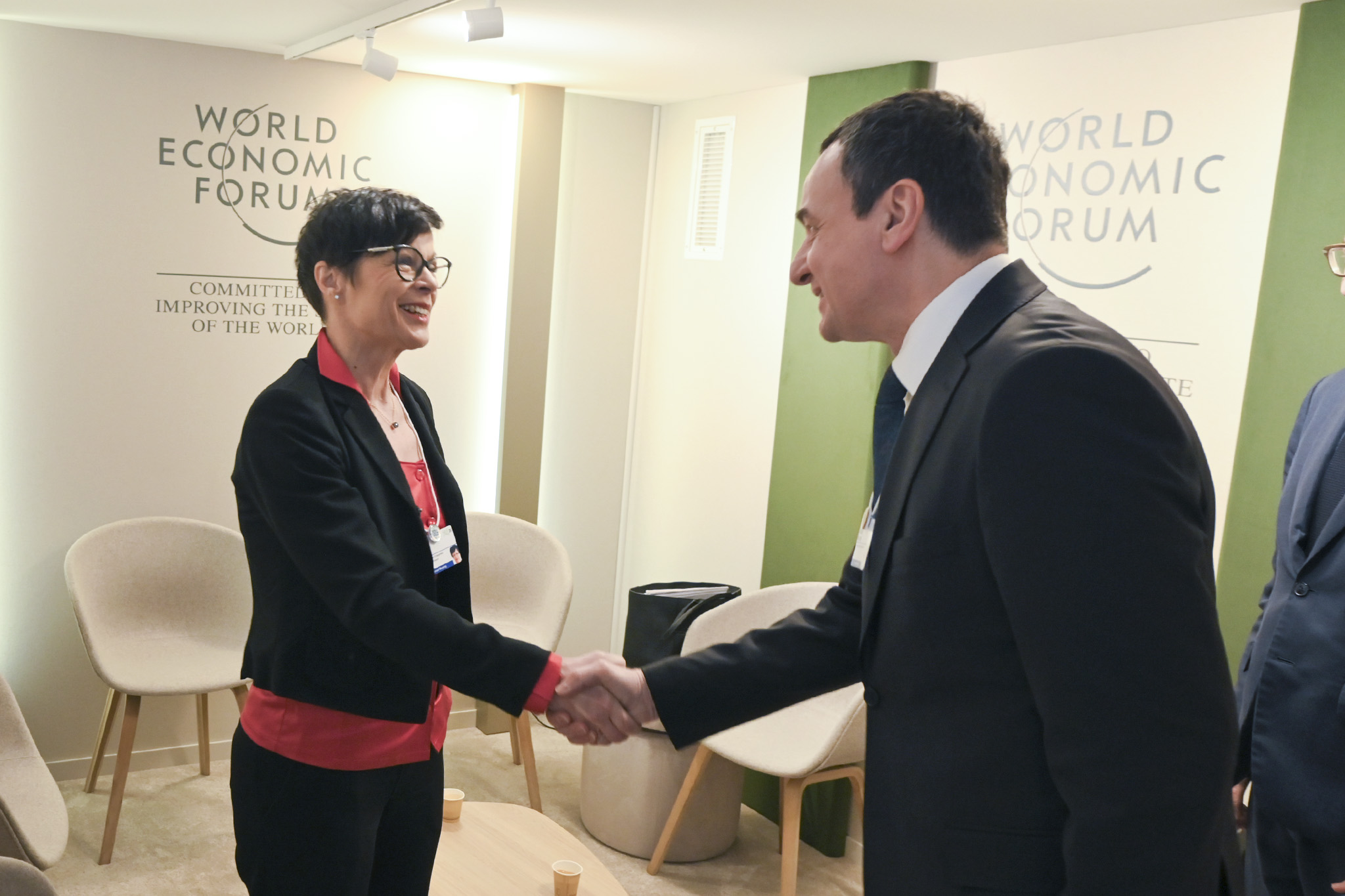 Kurti takohet me Kos  Kosova dëshmoi progres  meriton statusin e vendit kandidat