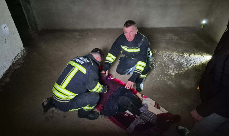 Zjarrfikësit e Kamenicës shpëtojnë jetën e një të moshuari të bllokuar në një bodrum