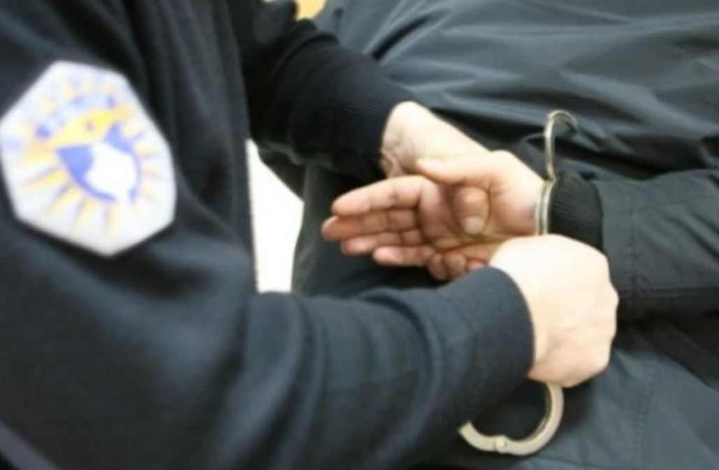 Tentoi të ikë nga policia, arrestohet i kërkuari për vrasje në tentativë në Ferizaj