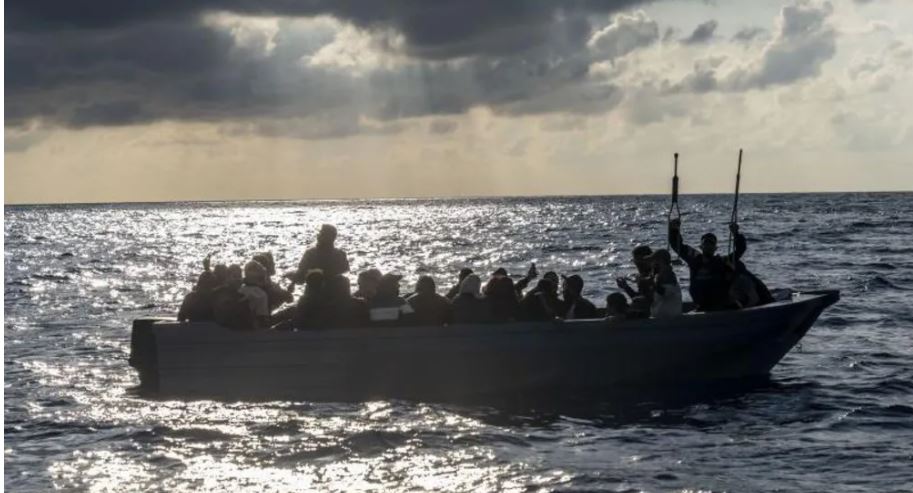 Dhjetëra të zhdukur pasi një anije me 200 emigrantë u fundos në Gambi