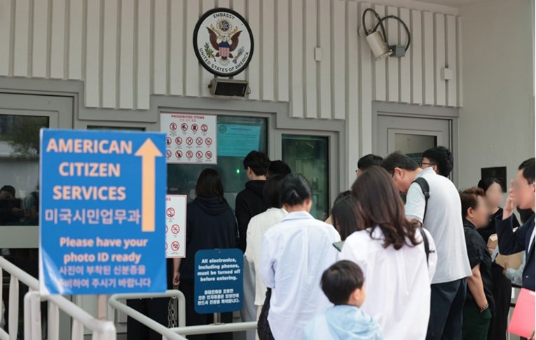 Administrata Trump thotë se ka revokuar më shumë se 100 mijë viza