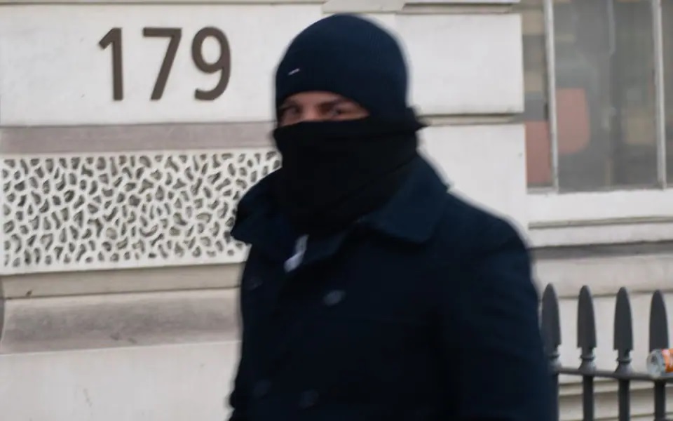 Shqiptari punonte në Britani si oficer i emigracionit, por vetë ishte emigrant i paligjshëm