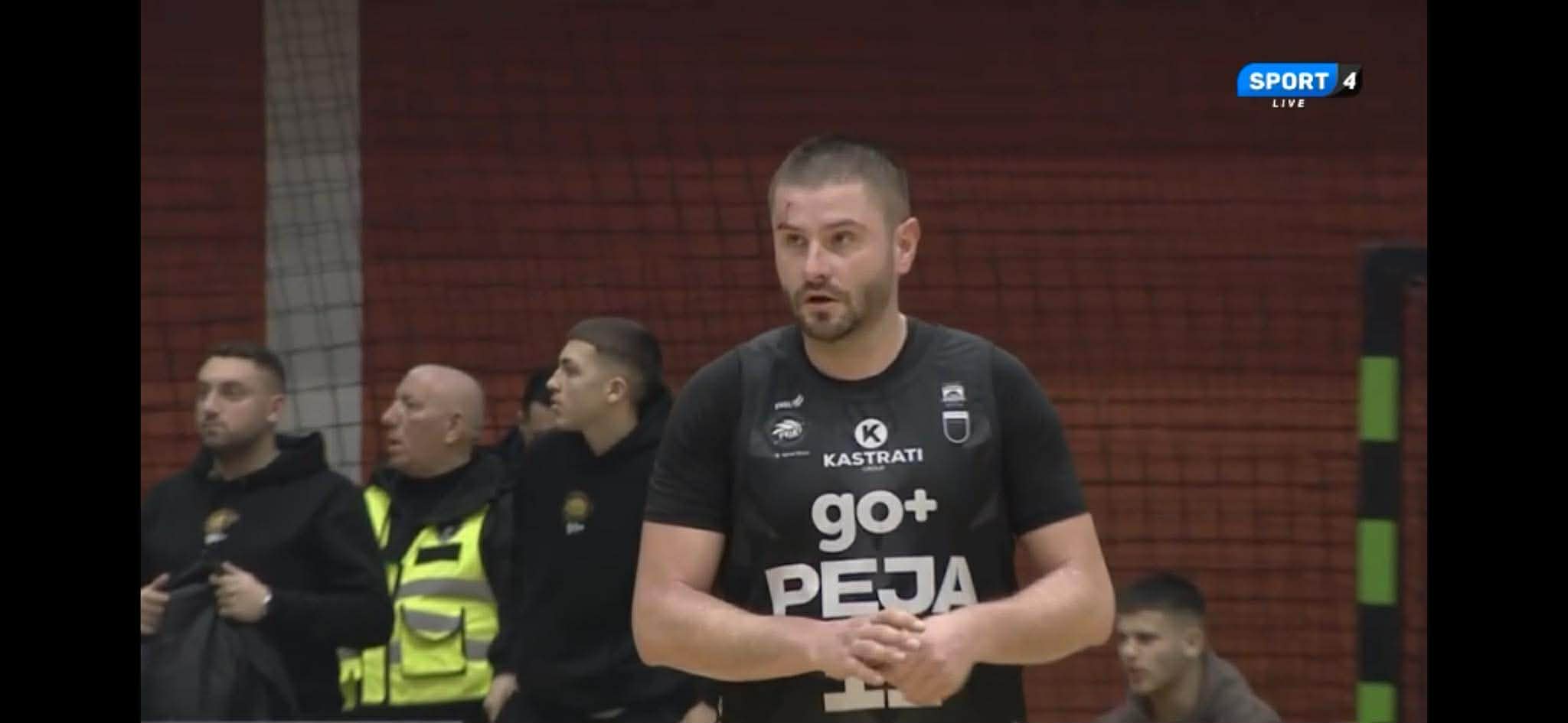 Ndërpritet ndeshja Bashkimi-Peja, Dardan Berisha lëndohet pas hedhjes së gjësendeve nga shikuesit