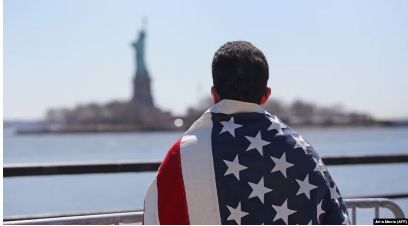 Kë e prek pezullimi i vizave të emigrimit për në SHBA 