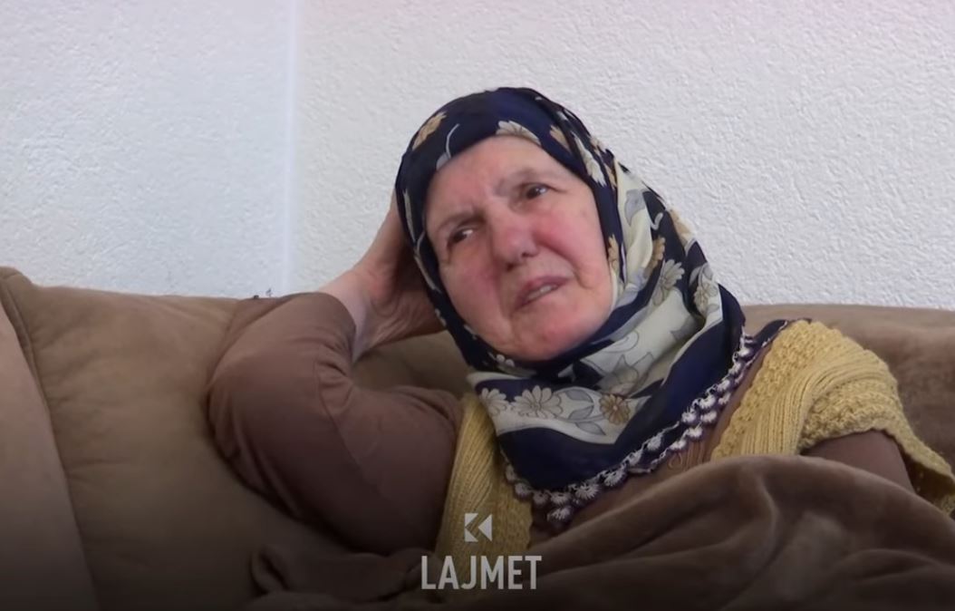 Shkonte për ngushëllime: Sulmohet nga qentë, e moshuara bëhet për spital (VIDEO)