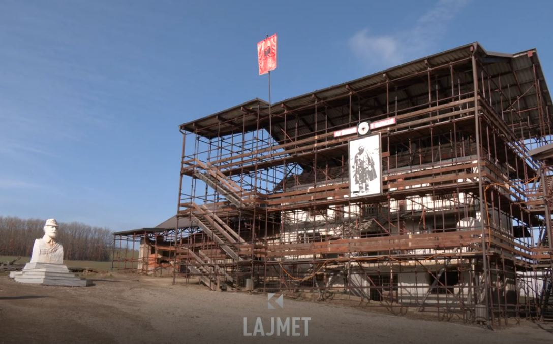Homazhet në 28-vjetorin e sulmit, për historinë e Jasharëve mëson edhe një japonez (VIDEO)