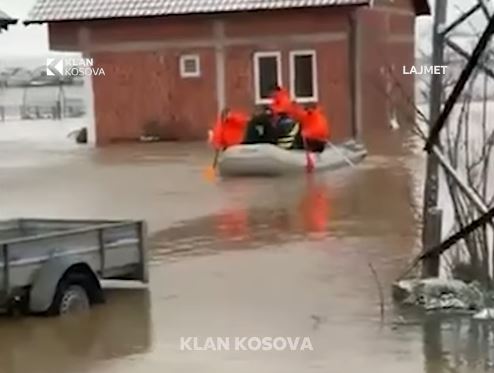 Përmbytjet në Fushë Kosovë  momenti kur disa banorë evakuohen  VIDEO 