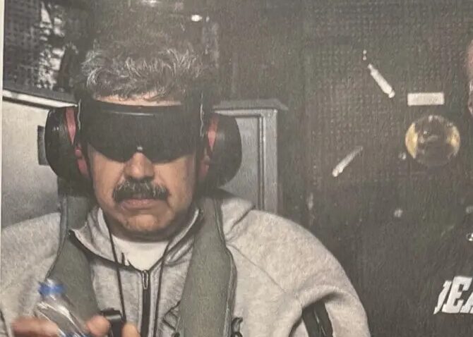 Trumpi publikon foton e Maduros në bordin e anijes  Iwo Jima 