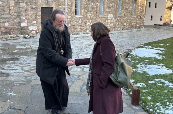 Reichert e ambasadës amerikane viziton Manastirin e Deçanit  rikonfirmon mbështetjen për lirinë fetare