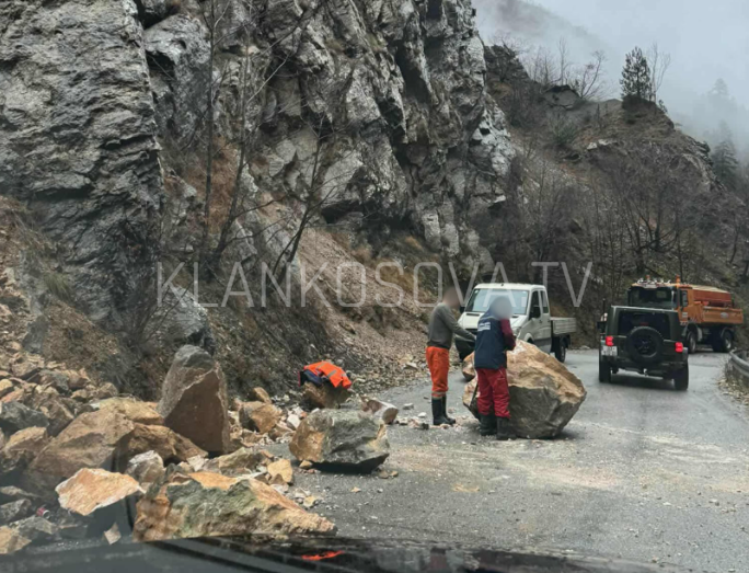 Rrëshqitje gurësh në Rugovë, punëtorët pa mjete për ta larguar gurin