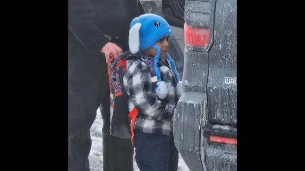 Oficerët e emigracionit ndalojnë një fëmijë 5-vjeçar gjatë bastisjeve në Minnesota