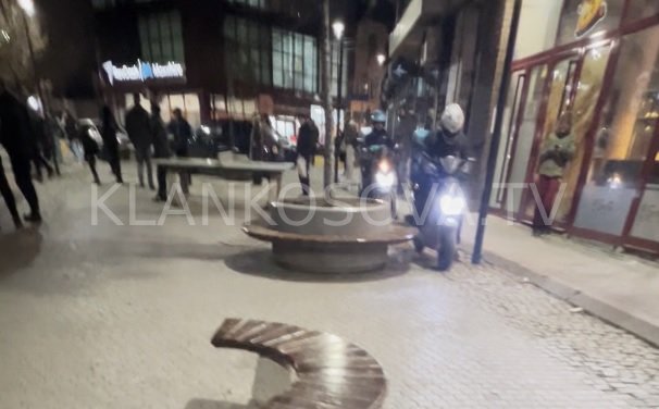 Motoristët rrezikojnë këmbësorët te “Elena Gjika”, në rrugën ku ndalohet qarkullimi i tyre (VIDEO)