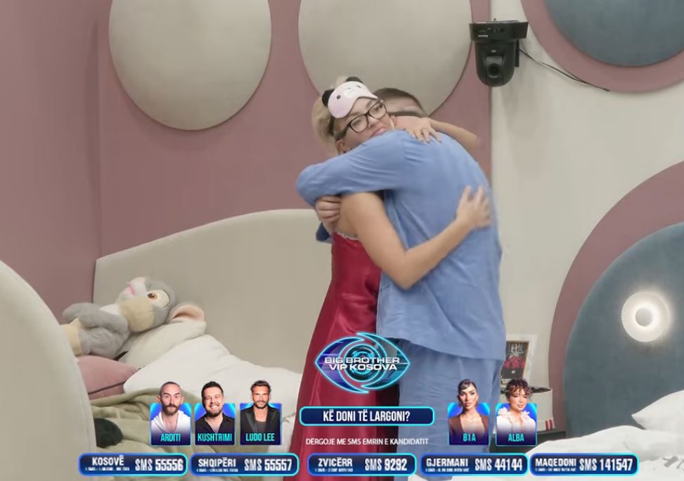 Si fjetën  ashtu edhe u zgjuan   Limi e Dolce në përqafimin e njëri tjetrit  VIDEO 