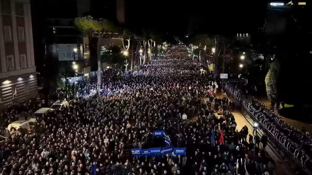 Proteston PD , “blindohet” Kryeministria në Tiranë