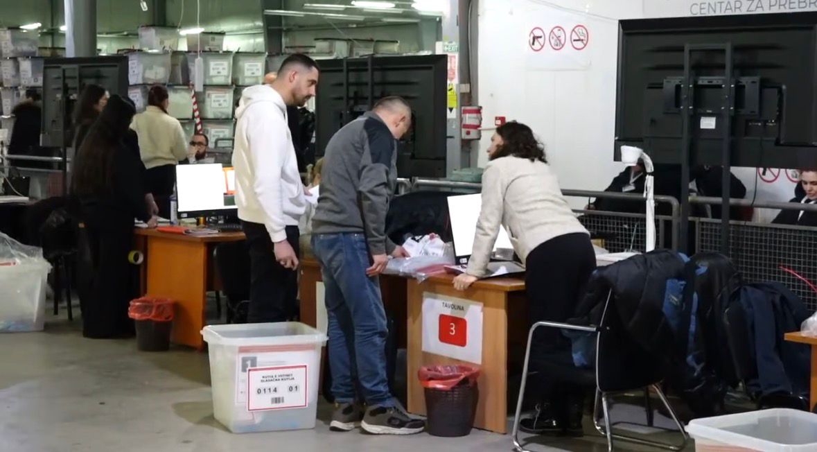 Rinumërimi i votave në proces  VV e para  AAK e dyta